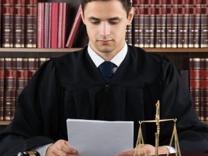 le juge lit un rapport